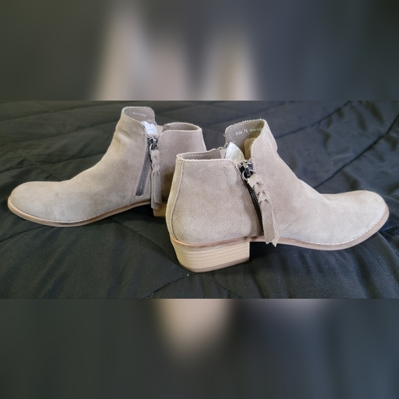 Dolce Vita Sutton Suede Bootie - Picture 5 of 10